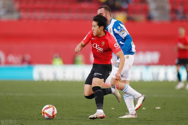 中国男篮81-82输球，两大问题明显，球员评分出炉：焦泊乔9.5分邹阳3.5分